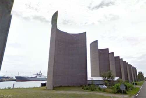Rozenburg Windwall Protects Ships from Heavy Winds in the Canal of Caland